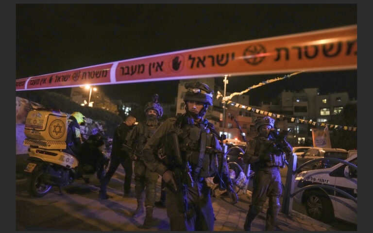 3 Israelis killed in stabbing attack near Tel Aviv