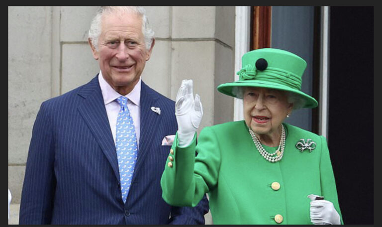 Queen appears on balcony for Jubilee finale
