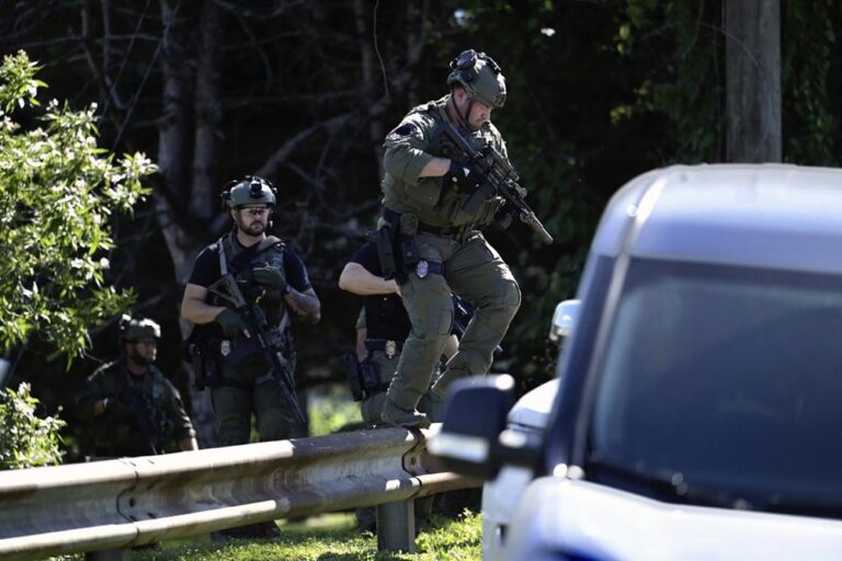 Police: Gunfire at mall; no one shot, but 3 hurt fleeing