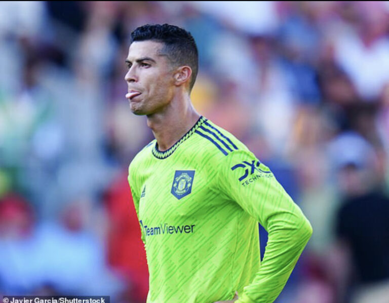 Ronaldo “accepts” to stay at Manchester United
