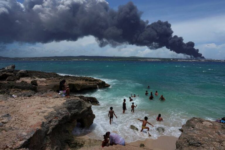 Cuban oil depot burns after lightning strike