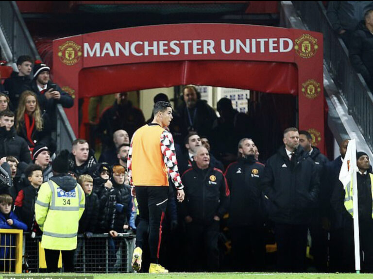 Man United beats Spurs ;  Ronaldo left before the match ends