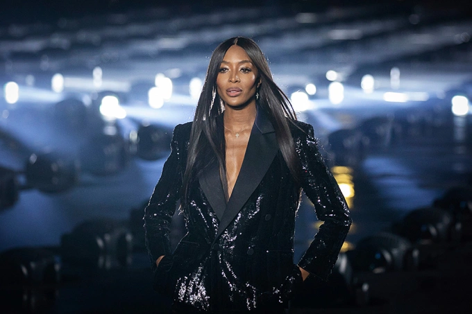 In a low-cut blazer, Naomi Campbell displays her ample bust