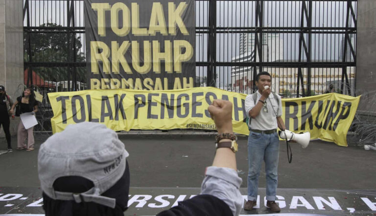 Indonesia: Bans sex outside marriage