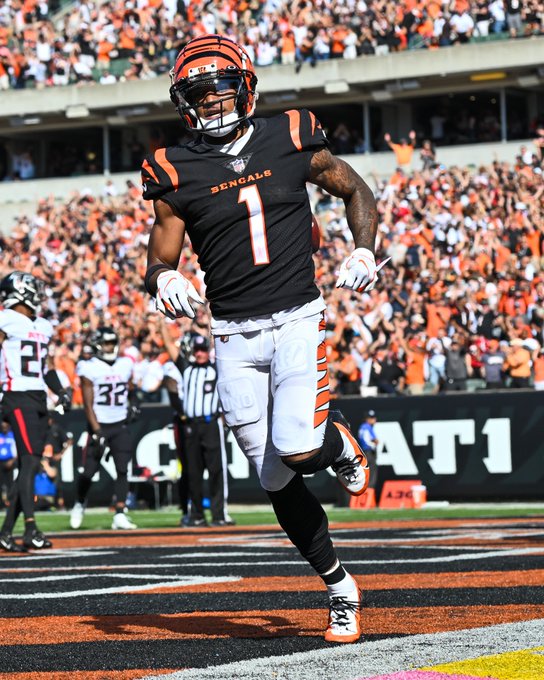 Tee Higgins is one of the NFL players who wishes Damar Hamlin well