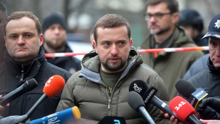 Top Ukrainian officials quit in anti-corruption drive