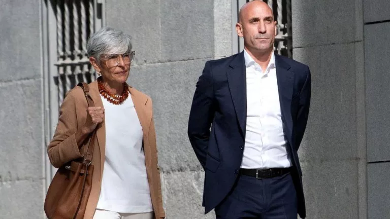 Luis Rubiales given Spanish restraining order over World Cup kiss