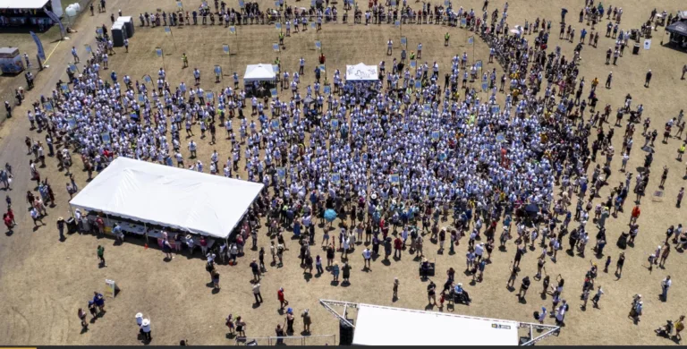 706 people in Kyle,Texas got together to break world record