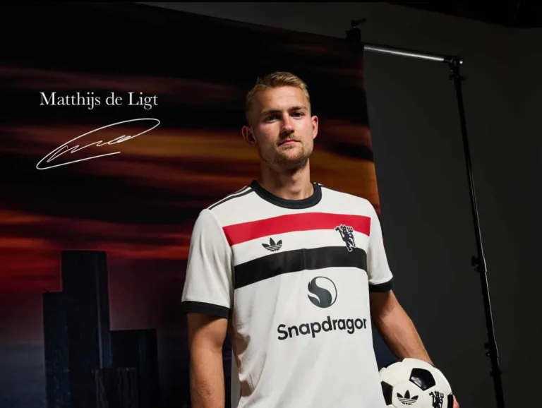 Matthijs de Ligt signs for United