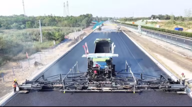 China built 157km road with drones and robots
