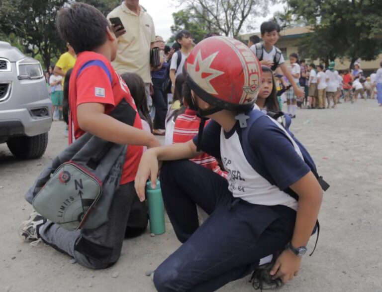 7.6-magnitude earthquake hits Philippines